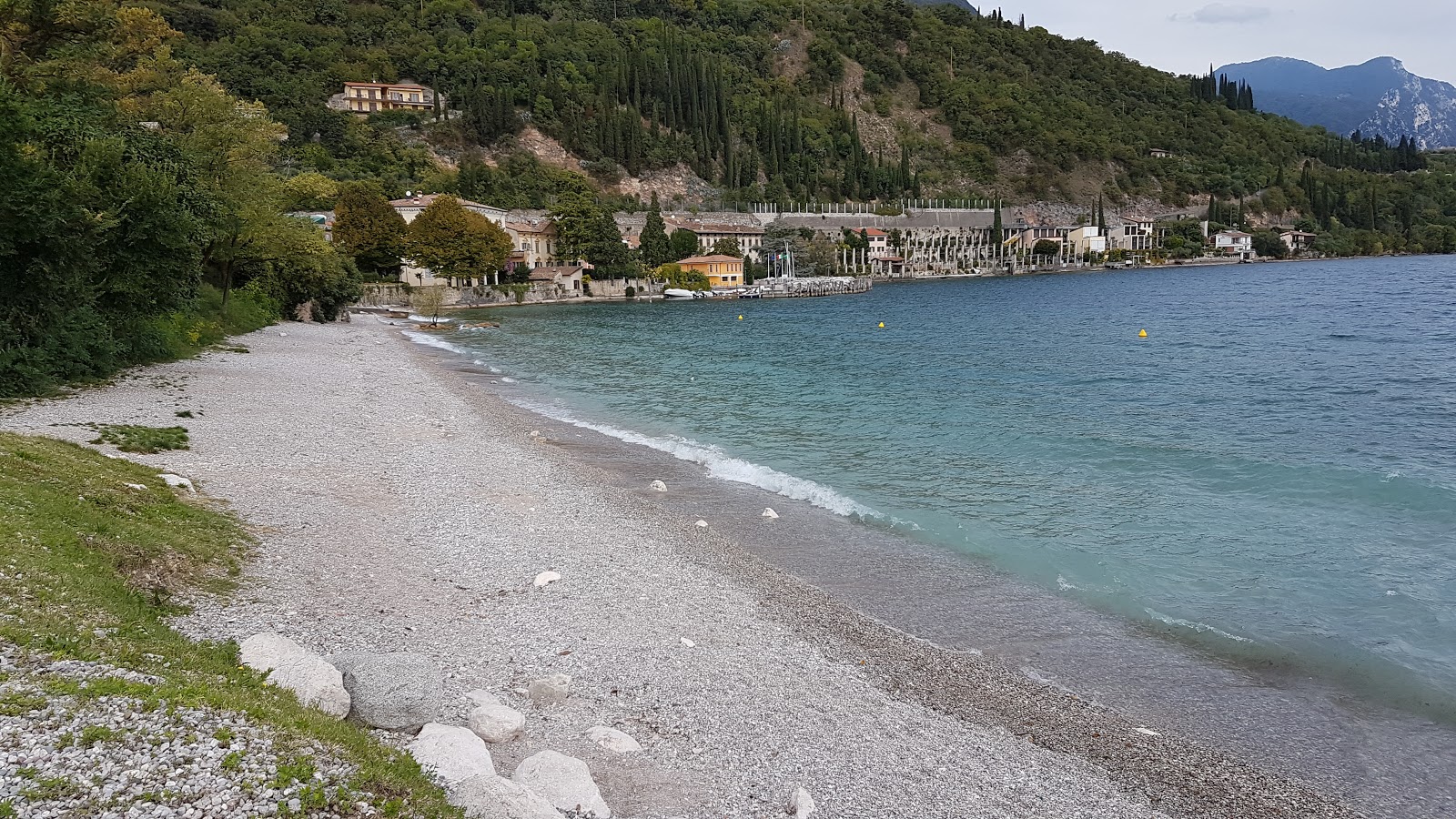 Beach Toscolano Maderno'in fotoğrafı uçurumlarla desteklenmiş