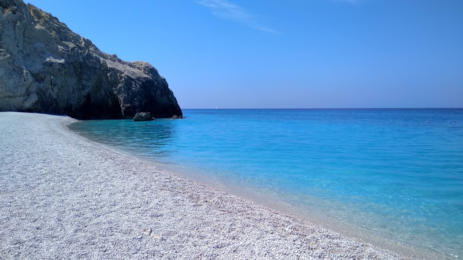 Foto de Playa Egremni con muy limpio nivel de limpieza