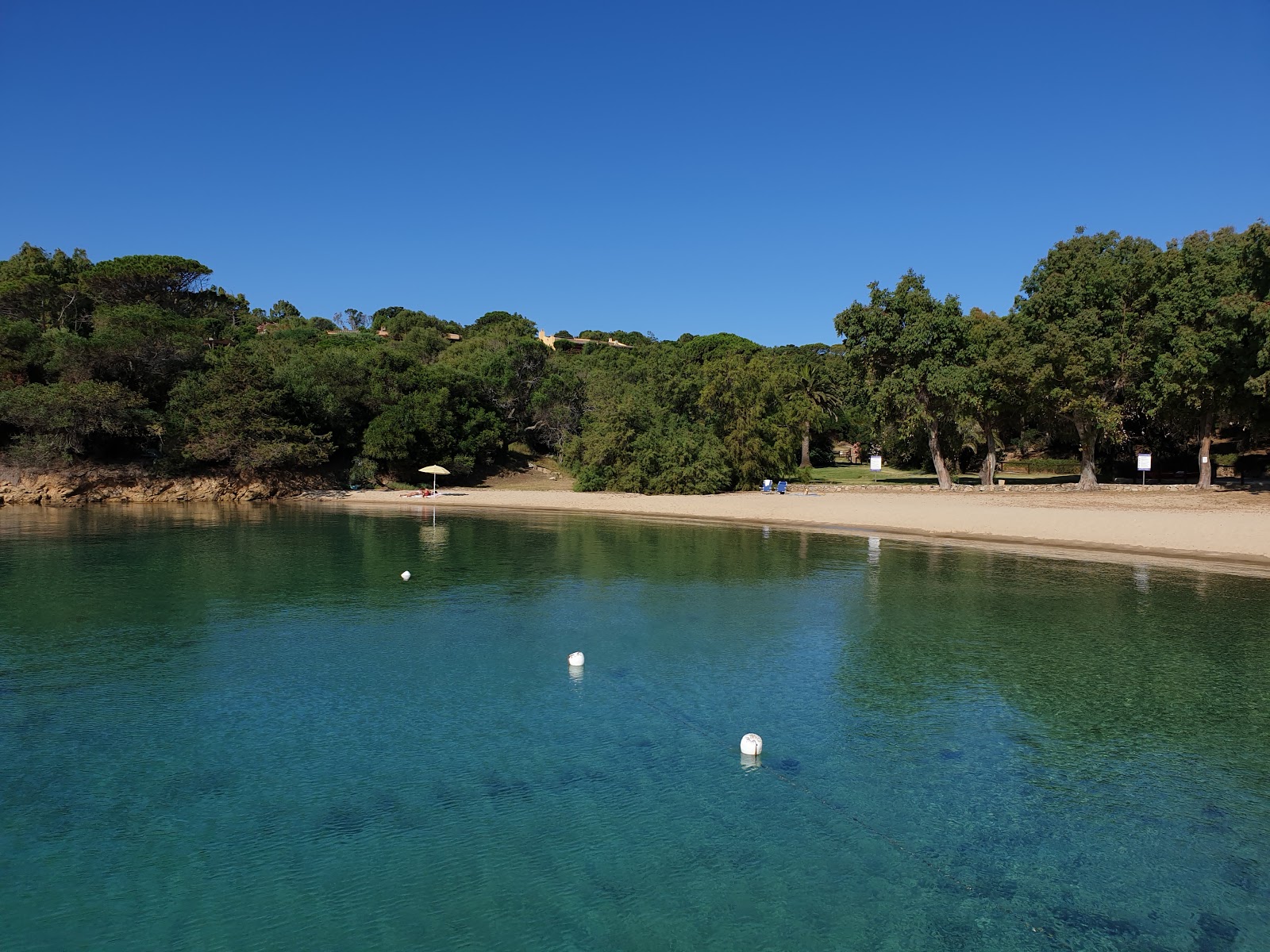Spiaggia di Cala Capra'in fotoğrafı küçük koy ile birlikte