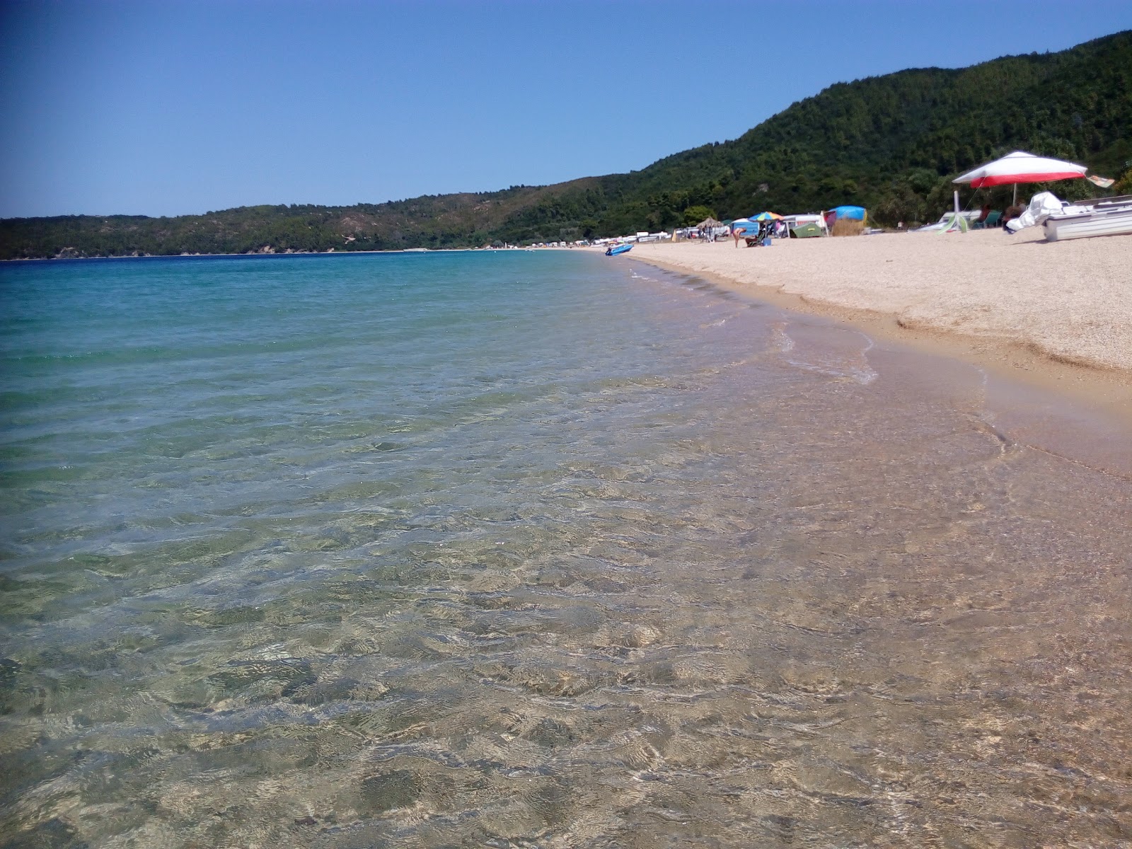 Foto de Komitsa Beach localizado em área natural
