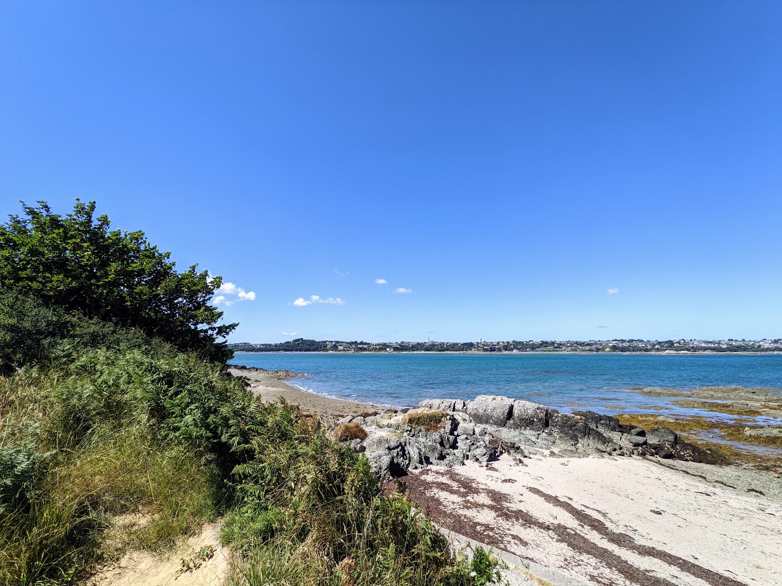 Foto di Plage de La Pointe de Guilben con una superficie del sabbia beige e rocce