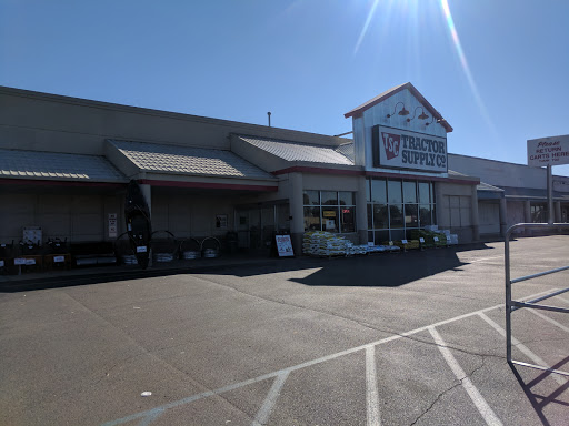 Home Improvement Store «Tractor Supply Co.», reviews and photos, 2202 N Park Rd, Connersville, IN 47331, USA