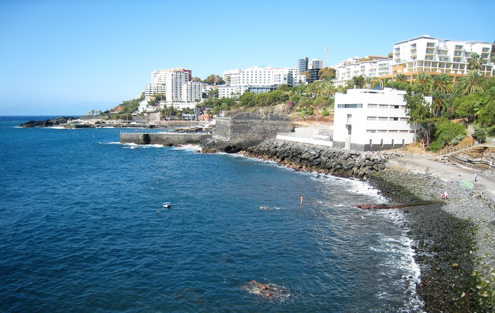 Foto di Praia do Gorgulho - Gavinas con una superficie del ciottoli grigi