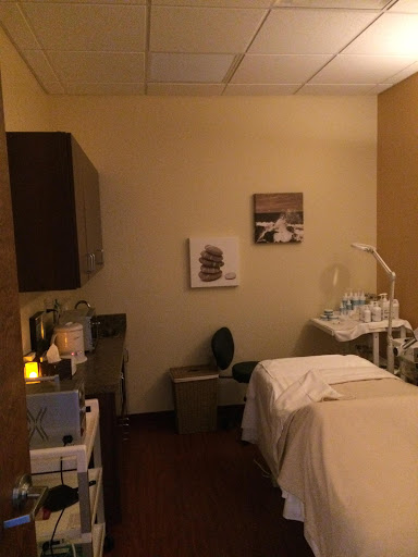 Massage Therapist «Hand & Stone Massage and Facial Spa», reviews and photos, 7381 W Bell Rd, Peoria, AZ 85382, USA