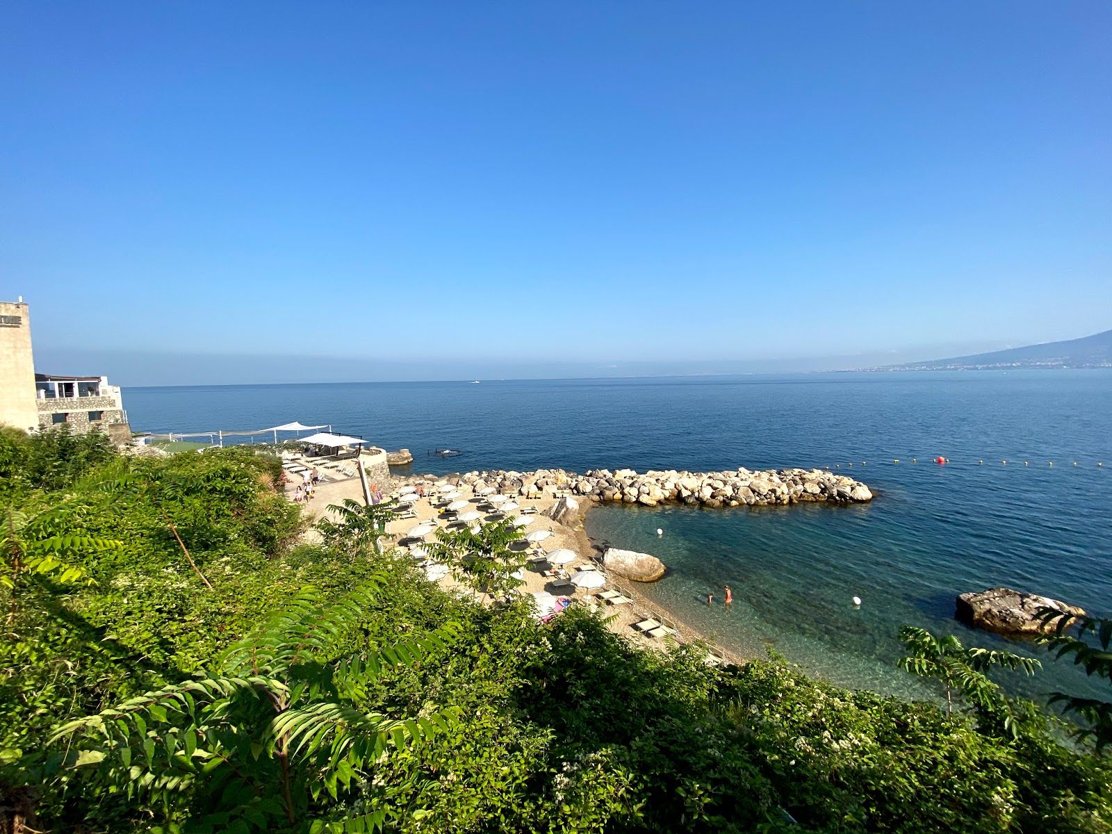 Zdjęcie Stone beach z powierzchnią niebieska woda