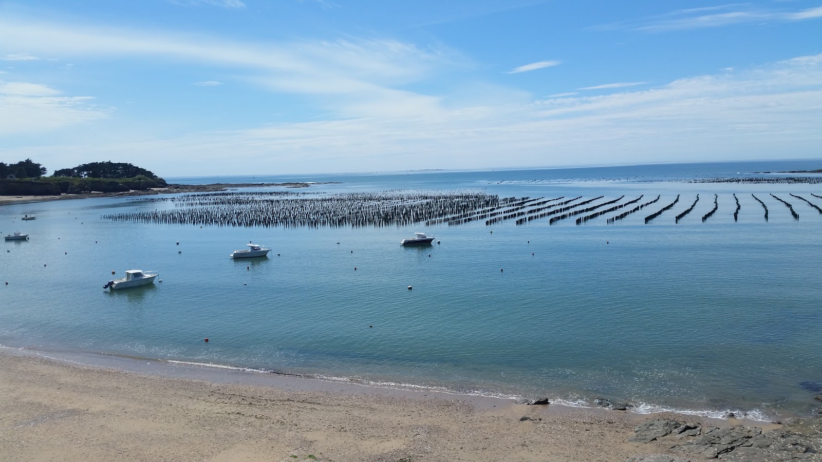 Plage de Marescle'in fotoğrafı dağlarla çevrili