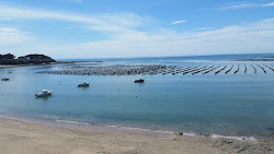 Plage de Marescle'in fotoğrafı dağlarla çevrili