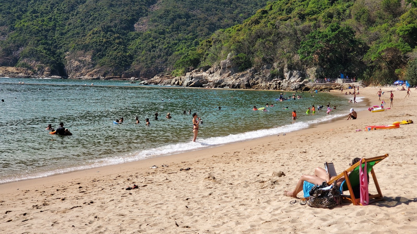 Foto van Chung Hom Kok Beach met turquoise puur water oppervlakte