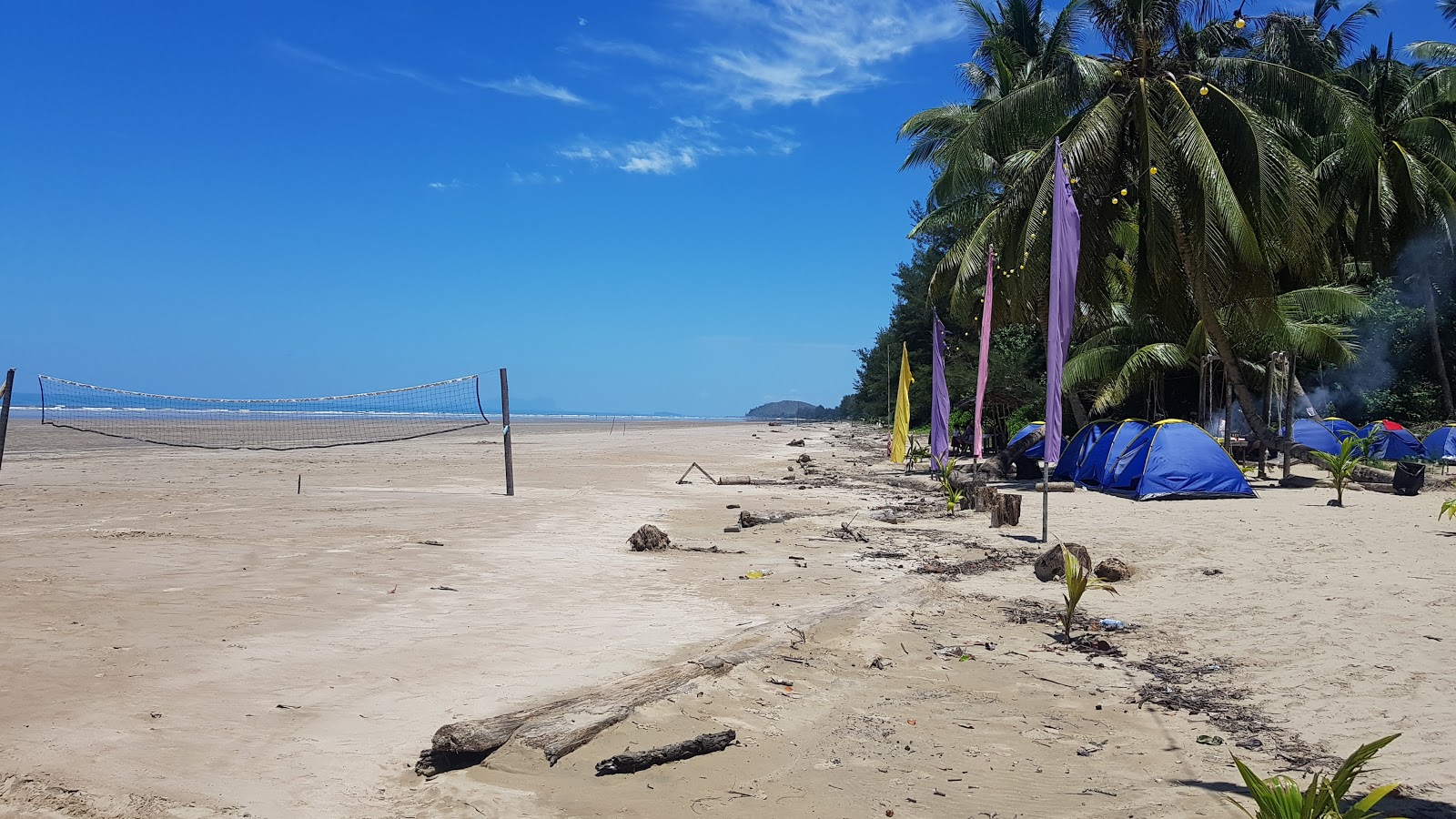 Foto van Pugu Lundu Beach gelegen in een natuurlijk gebied