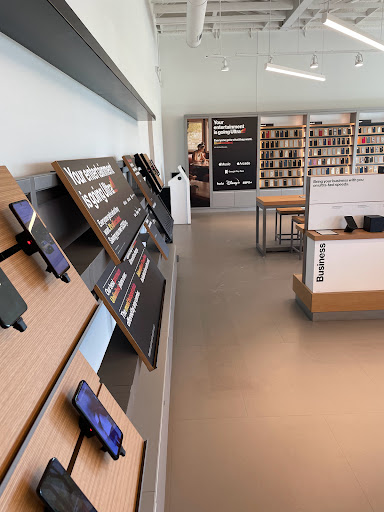 Cell Phone Store «Verizon», reviews and photos, 3500 Williams Blvd SW, Cedar Rapids, IA 52404, USA