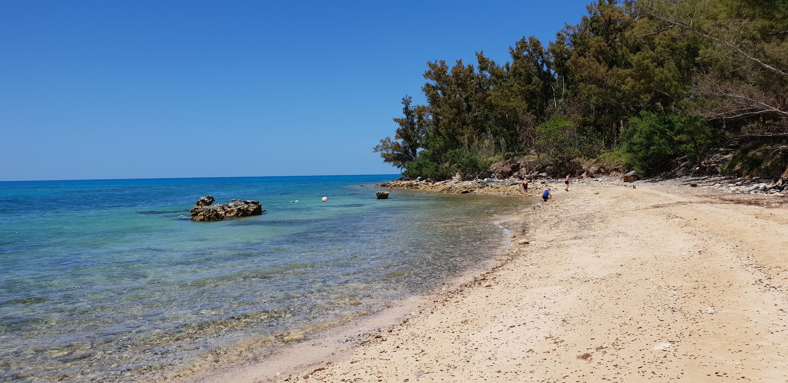 Foto di Glass Beach con una superficie del sabbia beige e rocce