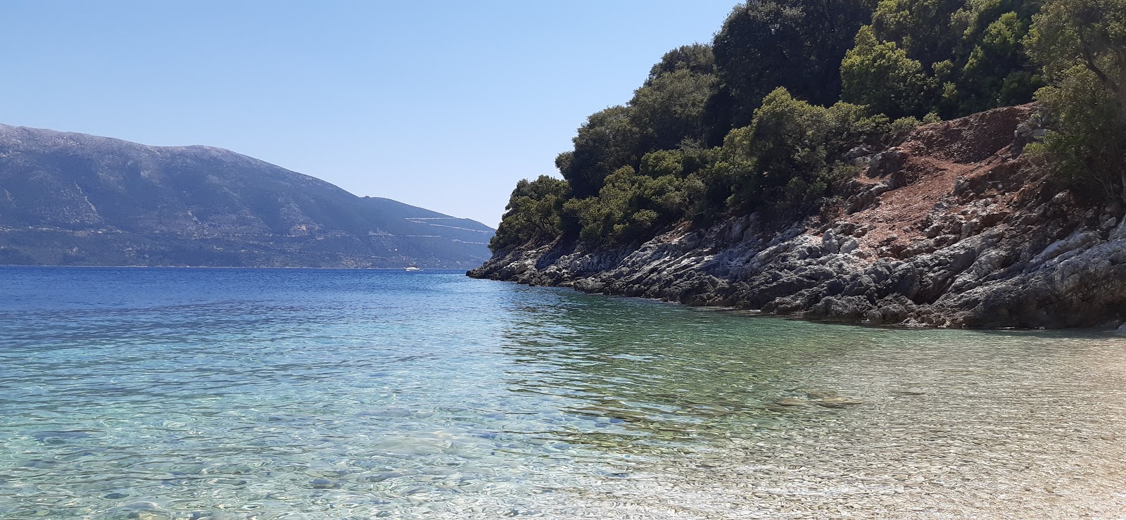 Φωτογραφία του Kamini beach VI με ένας μικρός κόλπος