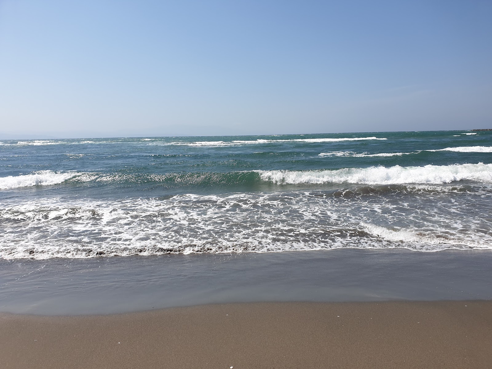 Calti Plaji'in fotoğrafı turkuaz saf su yüzey ile