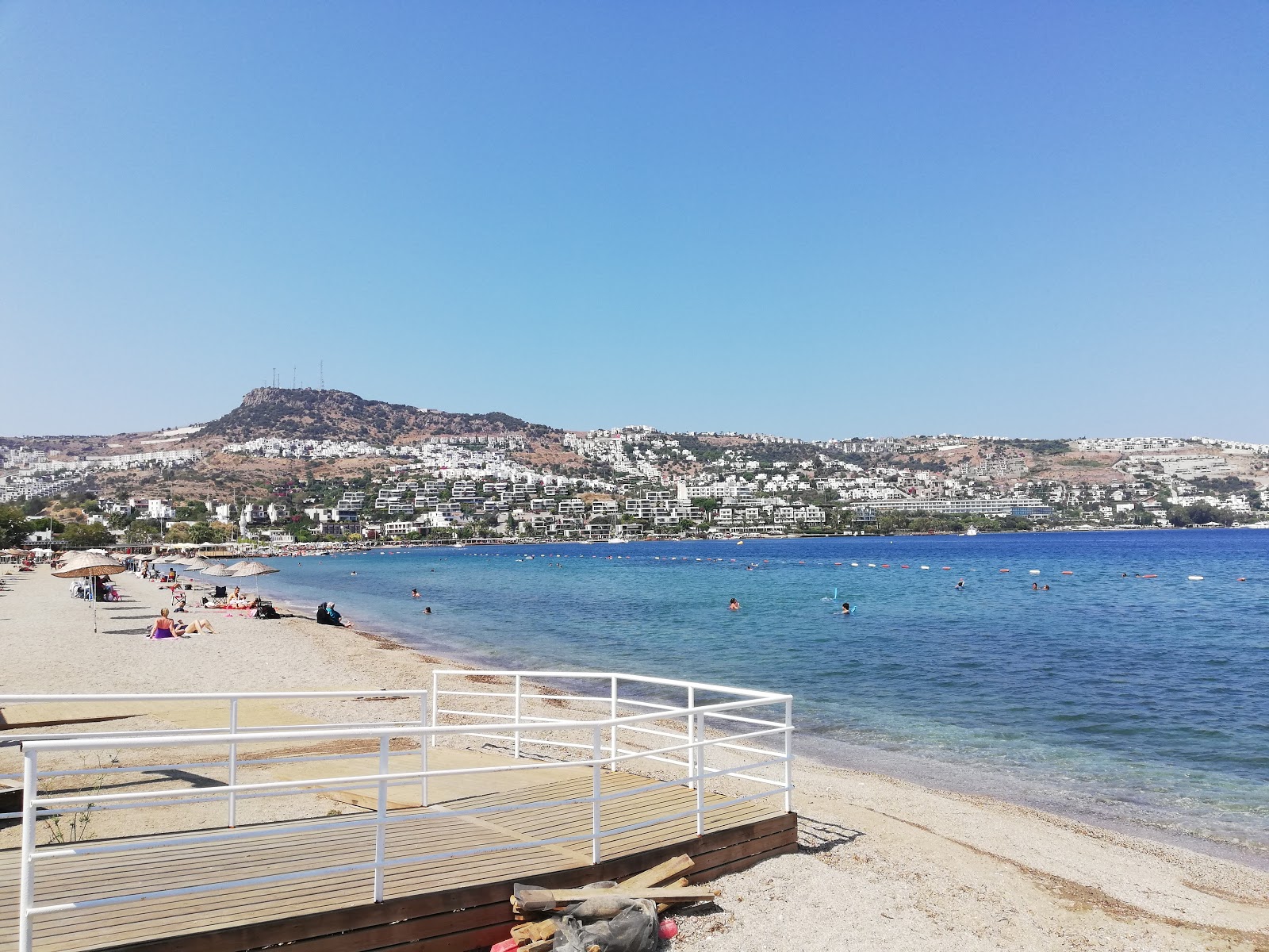 Foto de Gundogan main beach com pequena baía