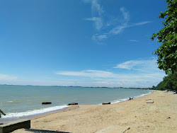 Photo de Pengkalan Balak Melaka Beach avec rivage droit, long