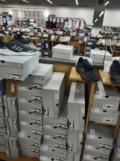 Shoe Store «DSW Designer Shoe Warehouse», reviews and photos, 10060 Reisterstown Rd, Owings Mills, MD 21117, USA