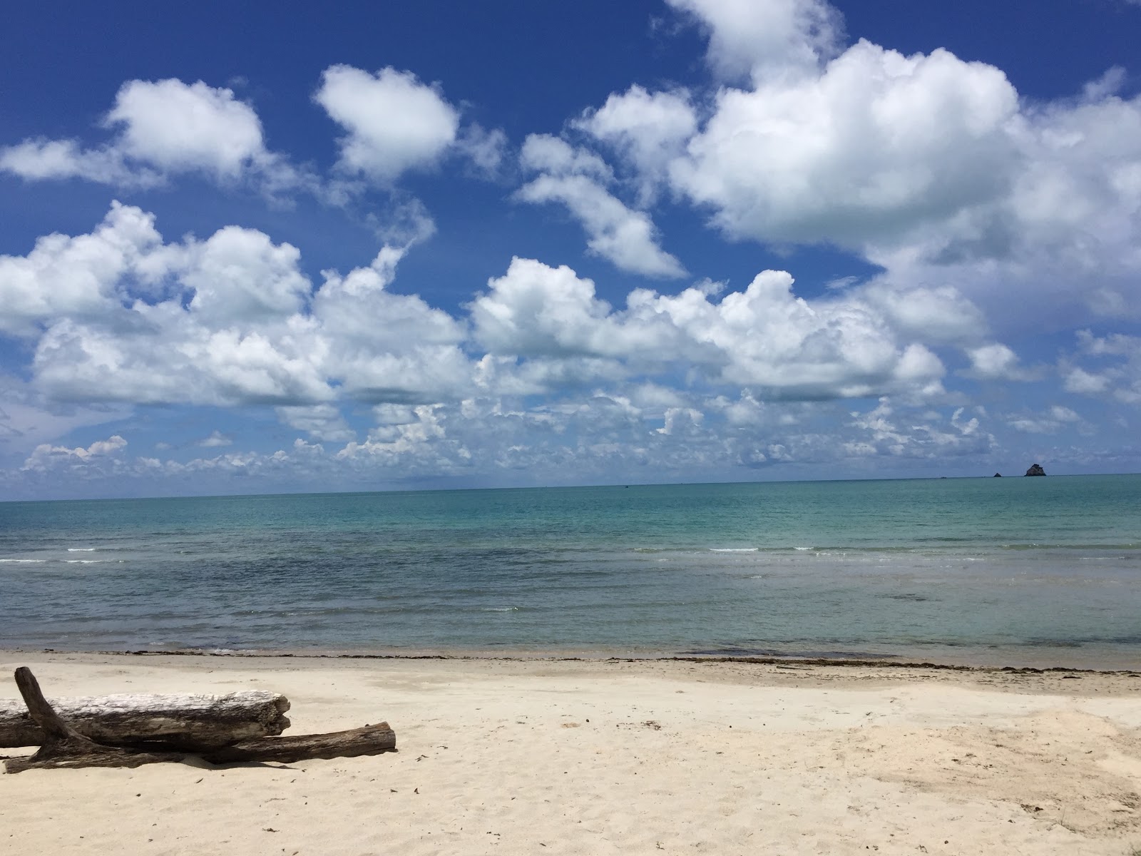 Foto von Idyllischer Strand von Samui und die siedlung