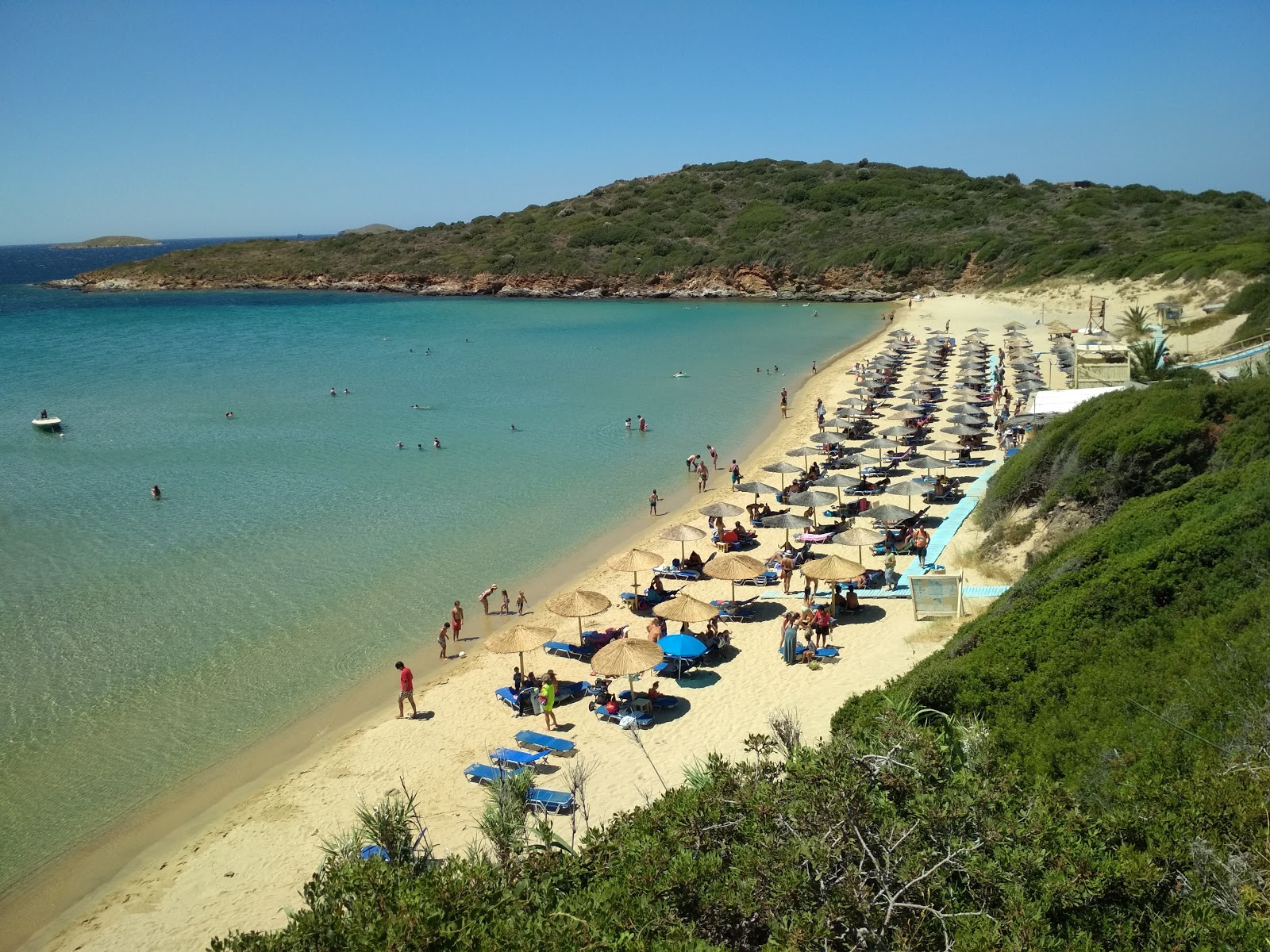 Foto di Spiaggia di Sabbia Dorata con una superficie del sabbia beige
