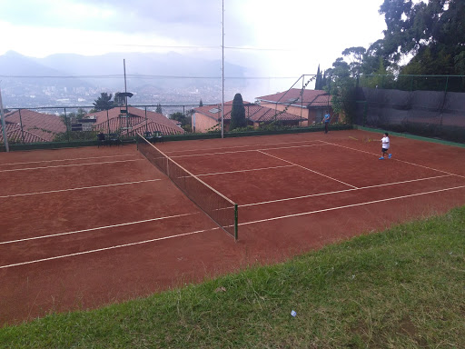 Club Los Anades y Parqueadero