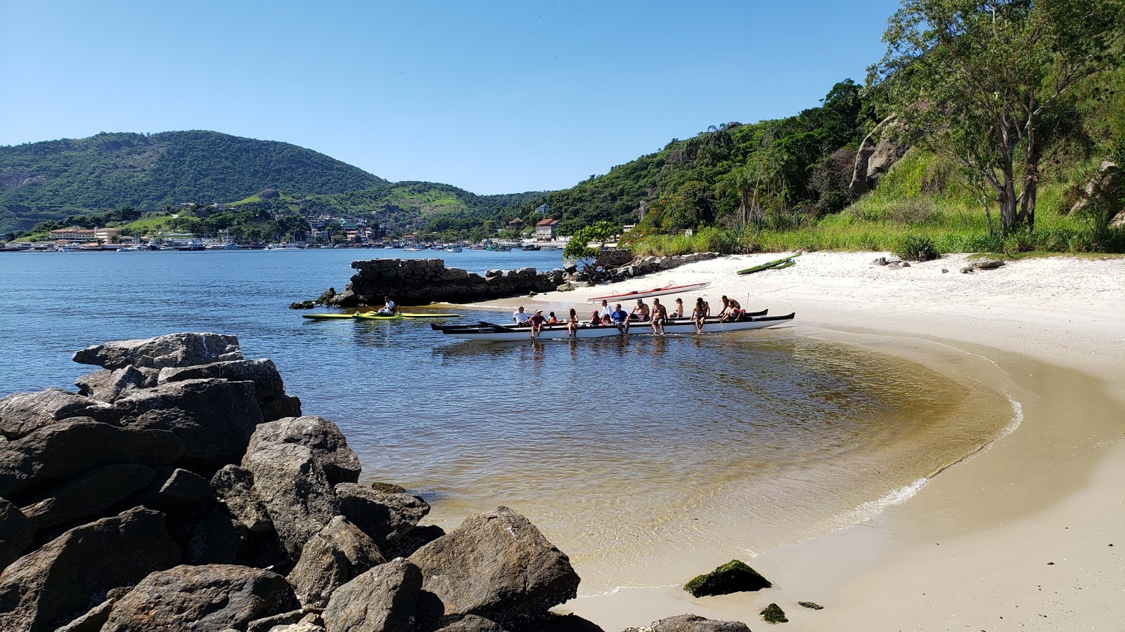 Foto di Praia do Morcego con una superficie del sabbia beige