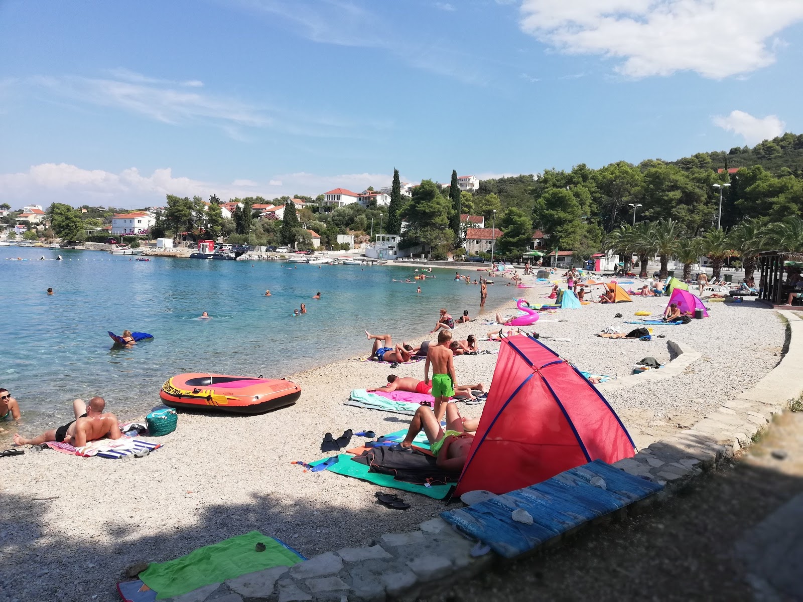 Foto von Necujam beach mit kleine, beiger kiesel Oberfläche