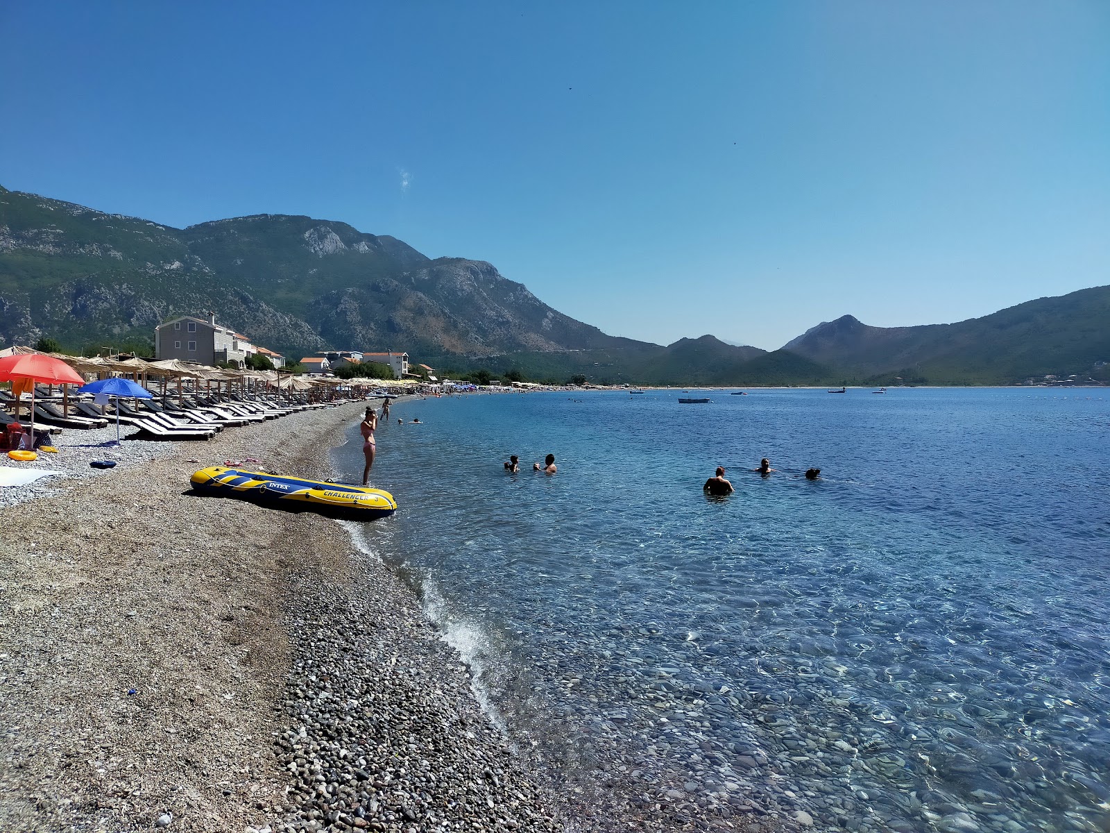 Fotografie cu Buljarica beach cu o suprafață de apa pură turcoaz