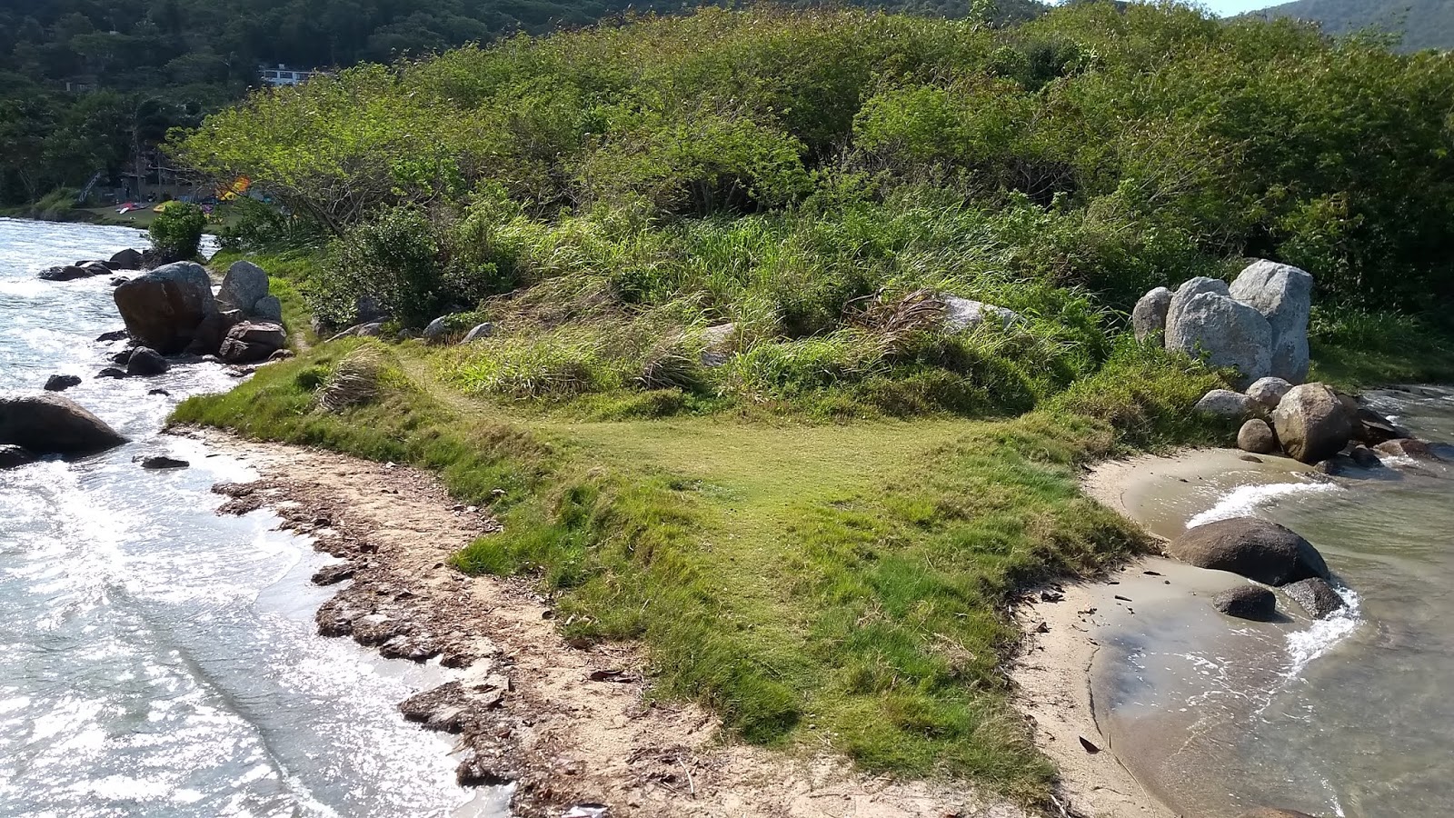 Foto di Praia do Sambaqui da Ponta das Almas e l'insediamento