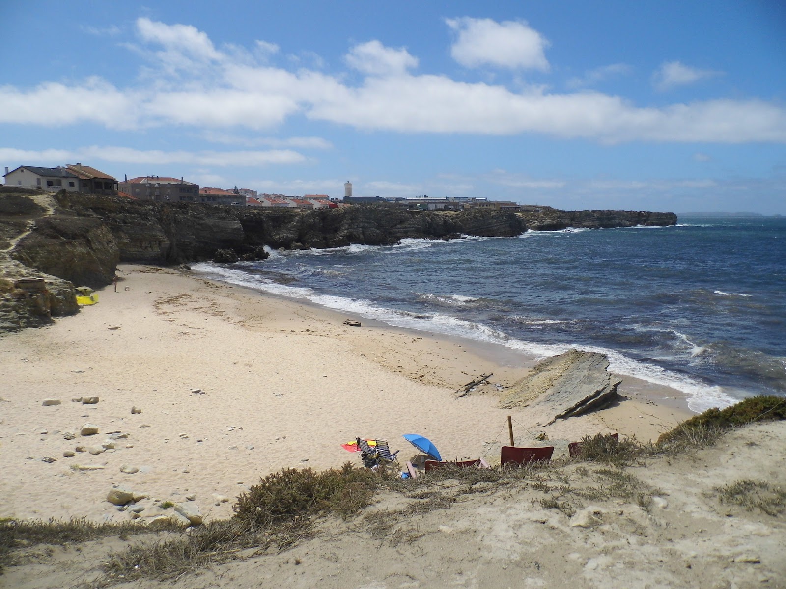 Foto von Praia do Portinho da Areia do Norte umgeben von Bergen