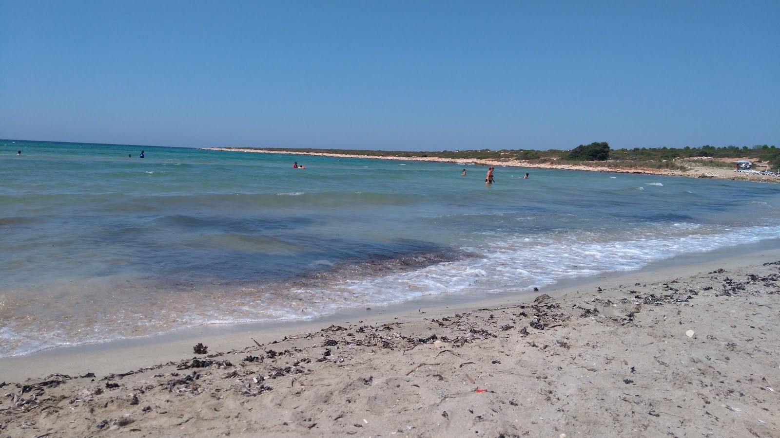 Foto von Manastir beach und die siedlung