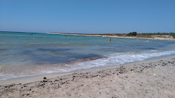 Foto von Manastir beach und die siedlung
