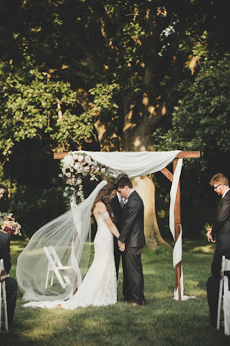 Every Atom Photography by Sarah & Jordan – Cincinnati Wedding Photographers