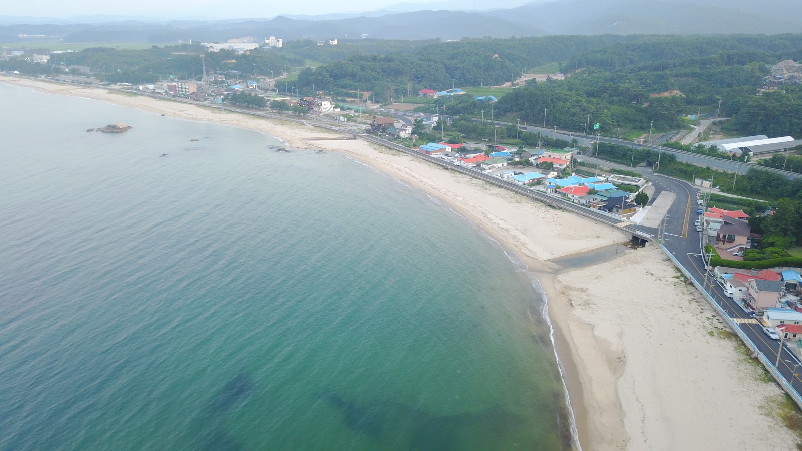 Foto van Wonpo Beach en de nederzetting