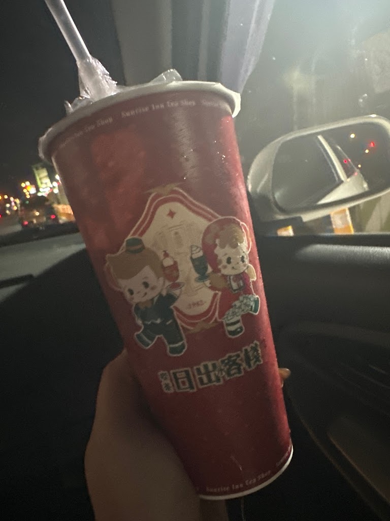 桃園必喝飲料：日出客棧茶飲-小農鮮奶/日出紅 茶/紅茶拿鐵/麥茶/宵夜手搖飲「深夜食堂飲品」（桃園大連店) 的照片