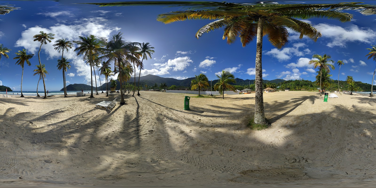 Foto av Maracas Strand omgiven av klippor