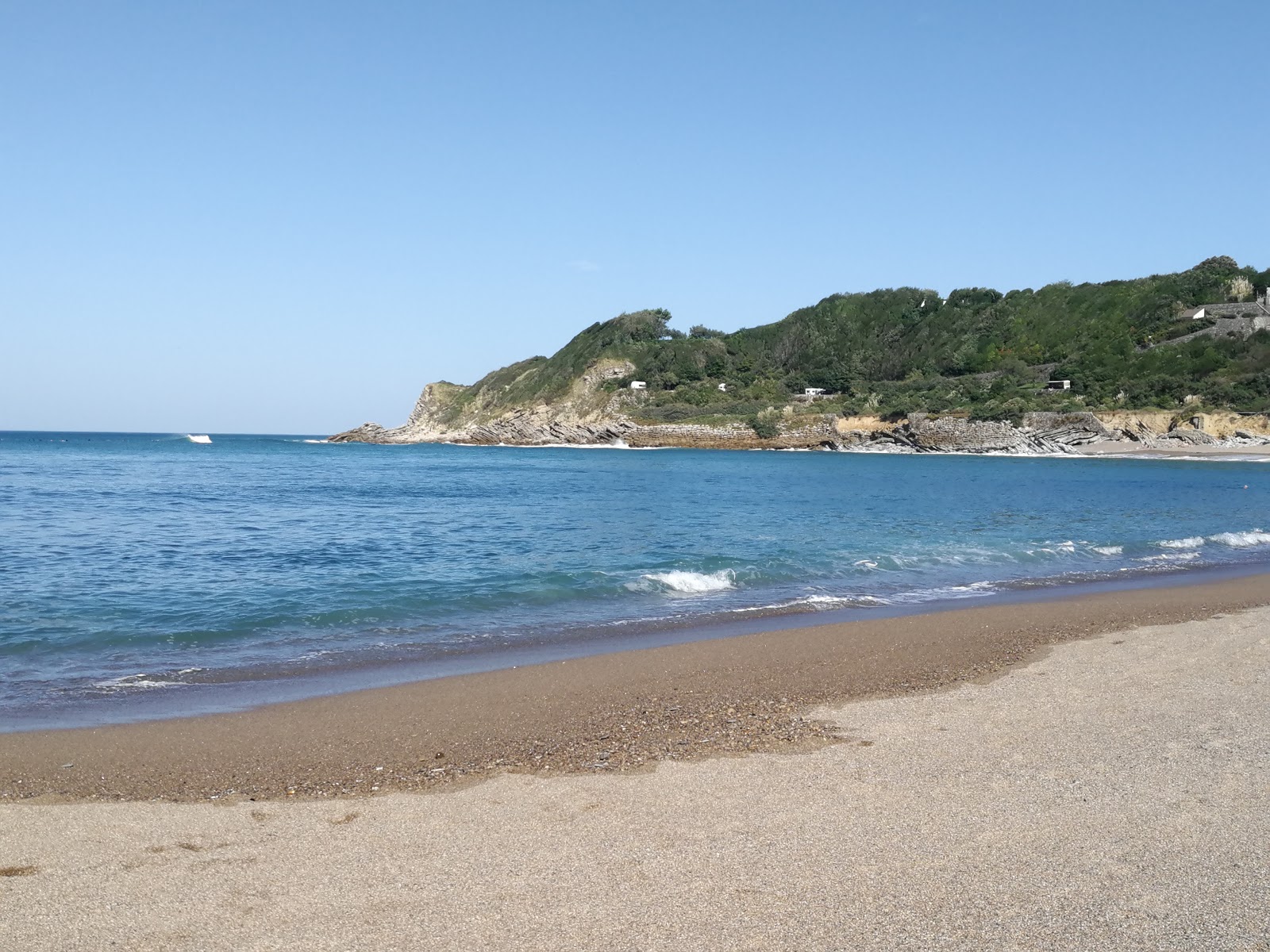 Foto von Plage de Lafitenia und die siedlung