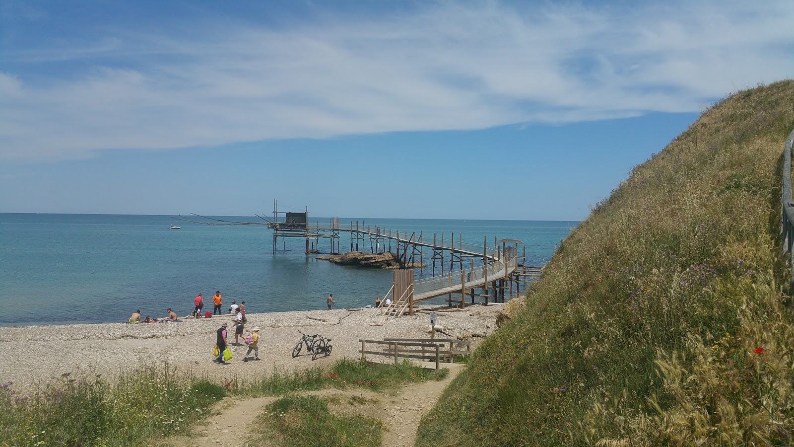 Fotografie cu Spiaggia di Punta Aderci - locul popular printre cunoscătorii de relaxare