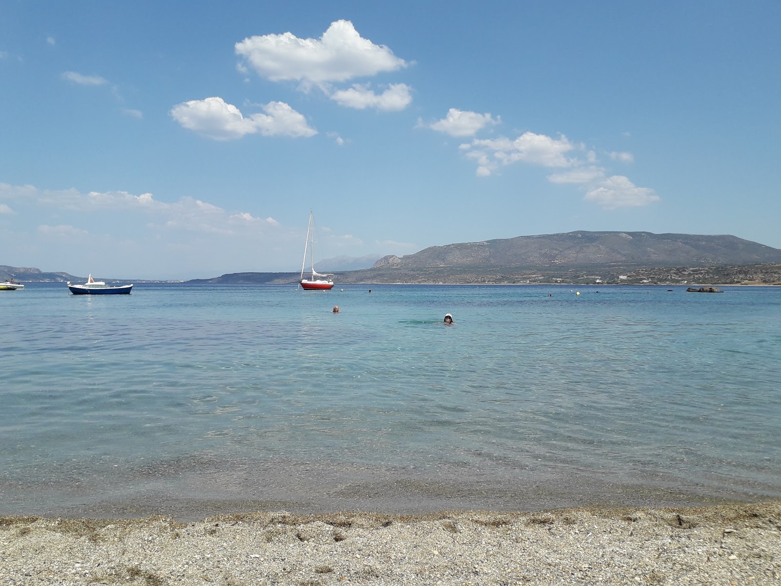 Fotografie cu Archangelos beach cu o suprafață de apa pură turcoaz
