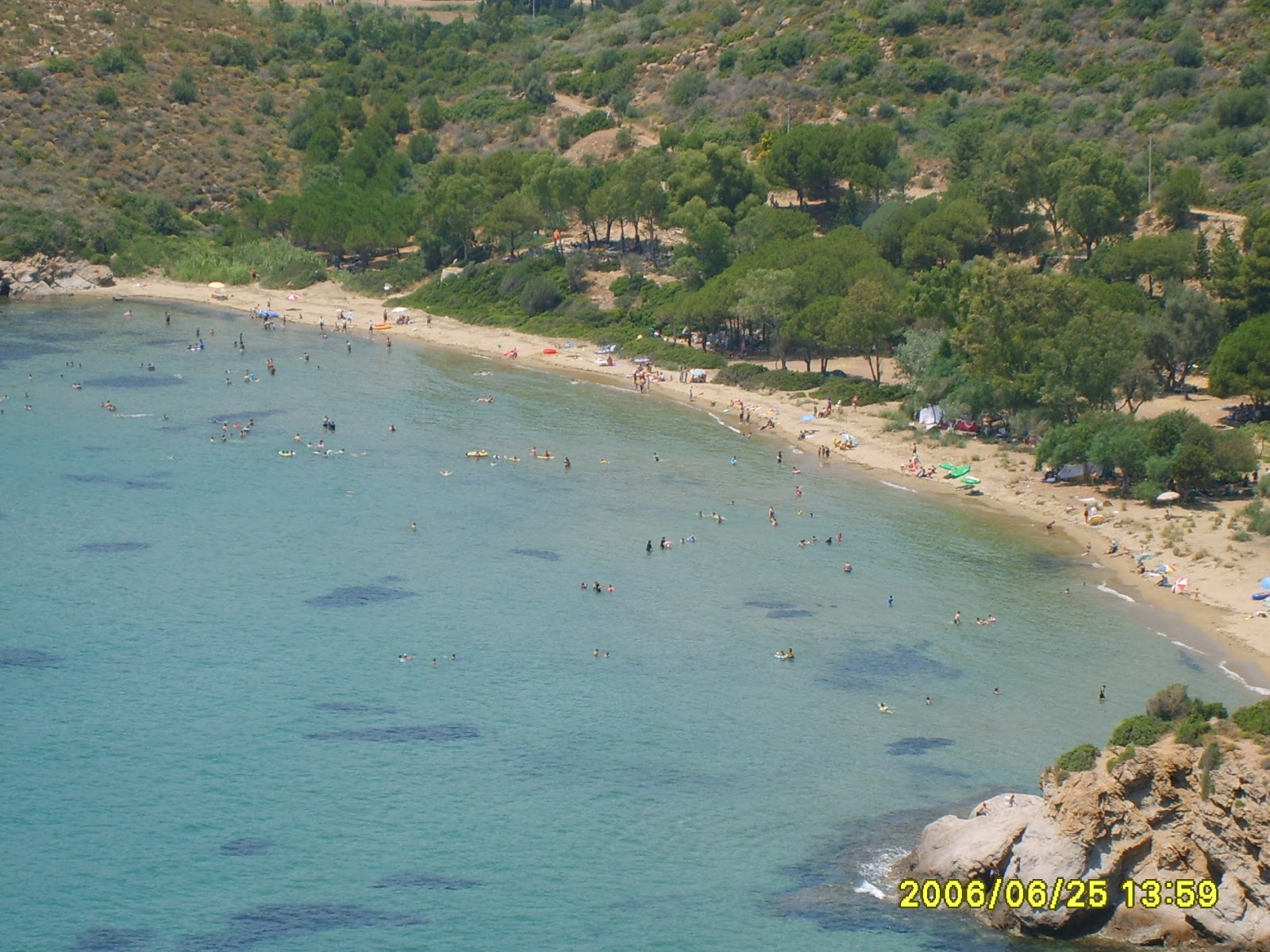 Φωτογραφία του Sahil Yolu Cd. beach με καφέ άμμος επιφάνεια