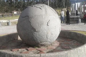 La Bola de Guachala, Linea Ecuatorial image