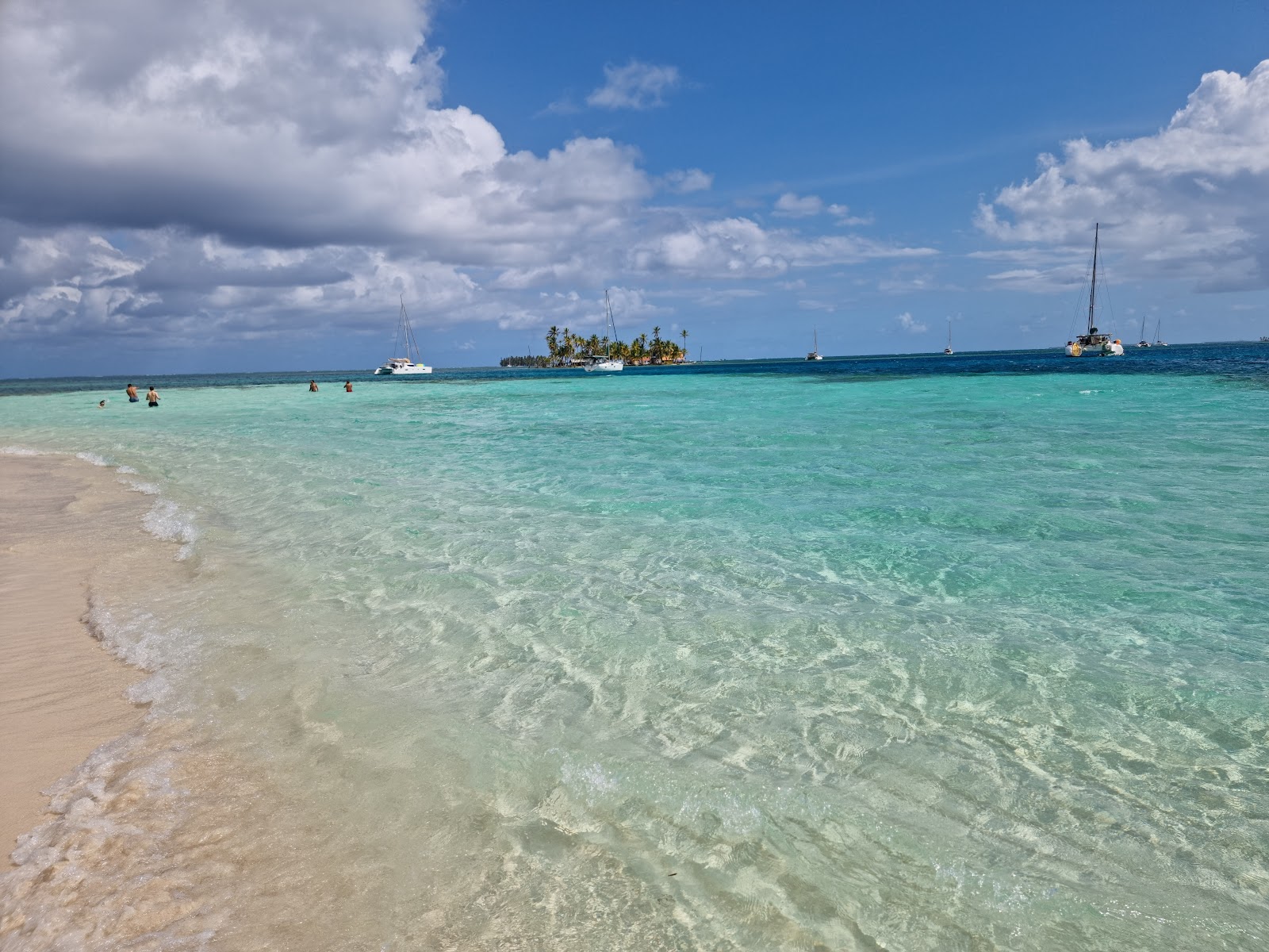 Foto de Playa de la Isla del Gran Perro con playa amplia