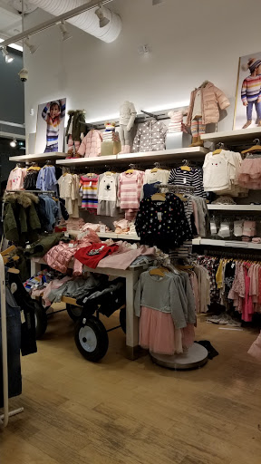 Gap, 5690 Bay St, Emeryville, CA 94608, USA, 