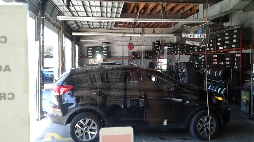 Tire Shop «Smalleys Tire & Auto Repair», reviews and photos, 1001 W Sunrise Blvd, Fort Lauderdale, FL 33311, USA