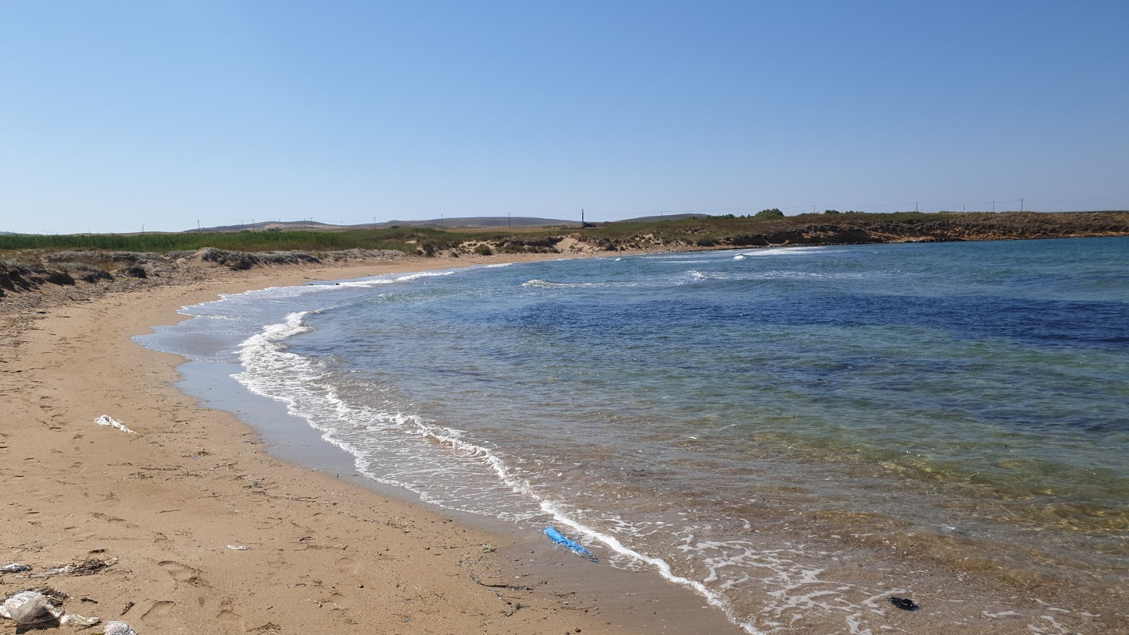 Foto van Agios Ermolaos beach II met bruin zand oppervlakte