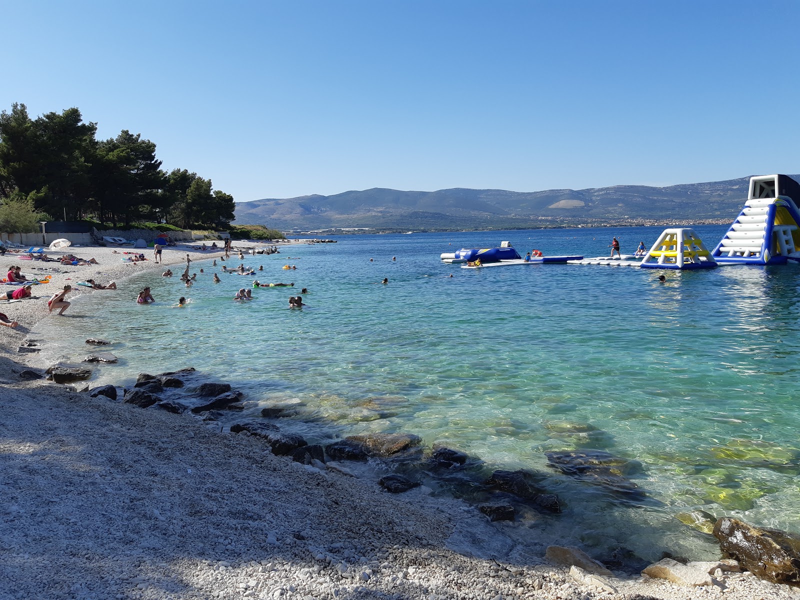 Foto von Slatine II beach mit kleine, beiger kiesel Oberfläche