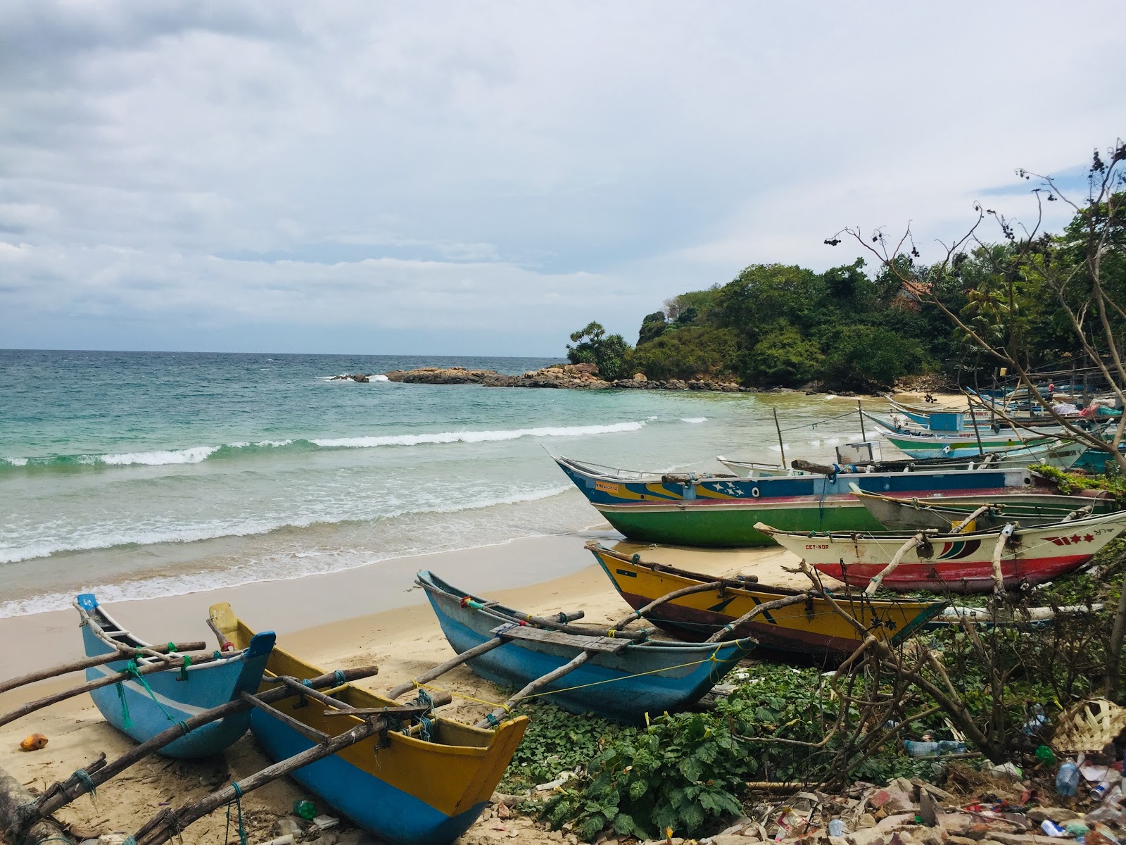 Foto von Hummanaya Bay Beach mit brauner sand & felsen Oberfläche