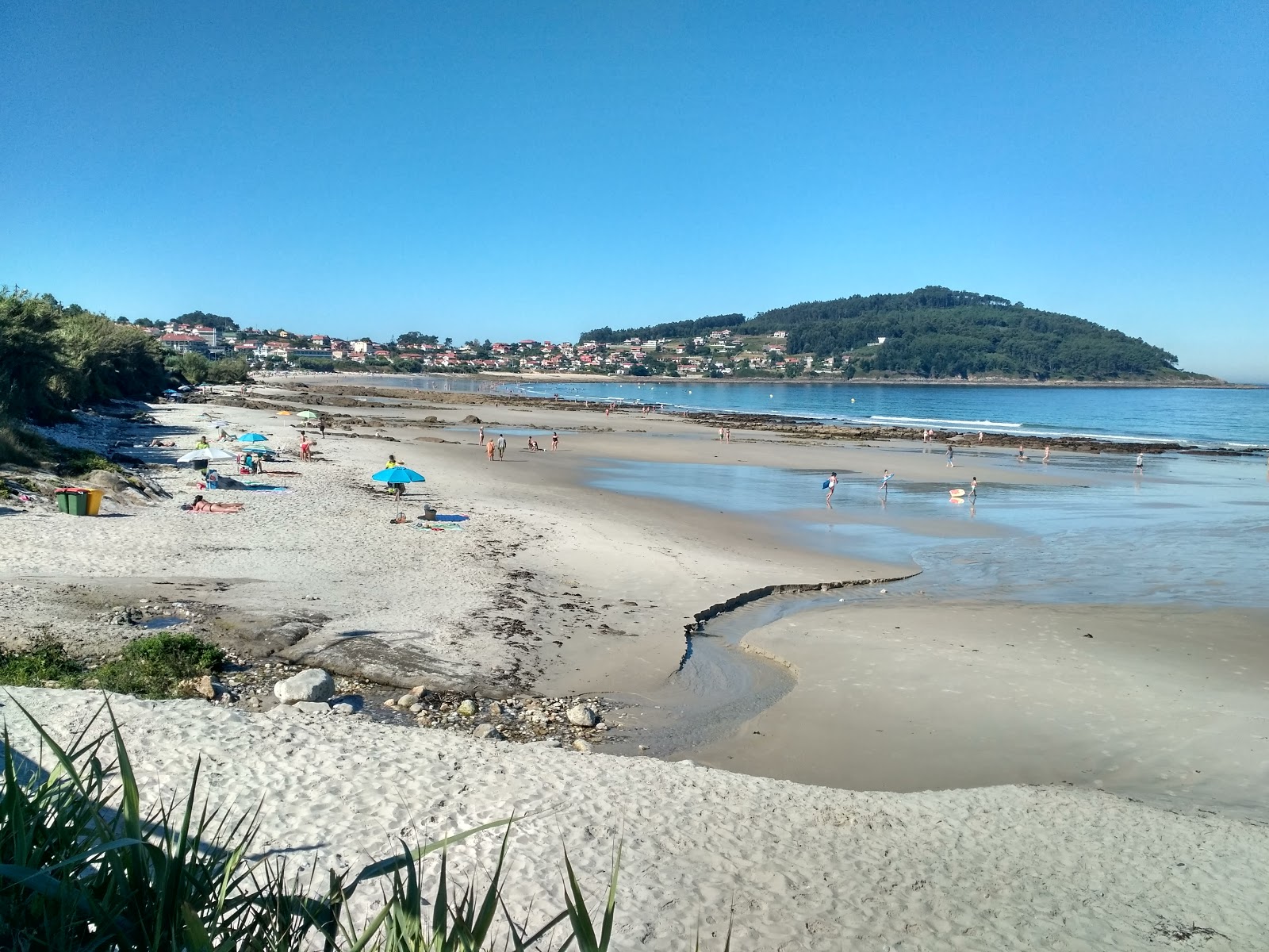 Foto di Praia de Patos con una superficie del sabbia bianca
