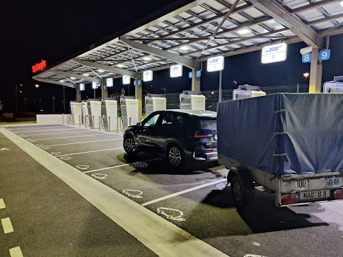 Borne de recharge de véhicules électriques TotalEnergies Charging Station Dommartin-lès-Cuiseaux