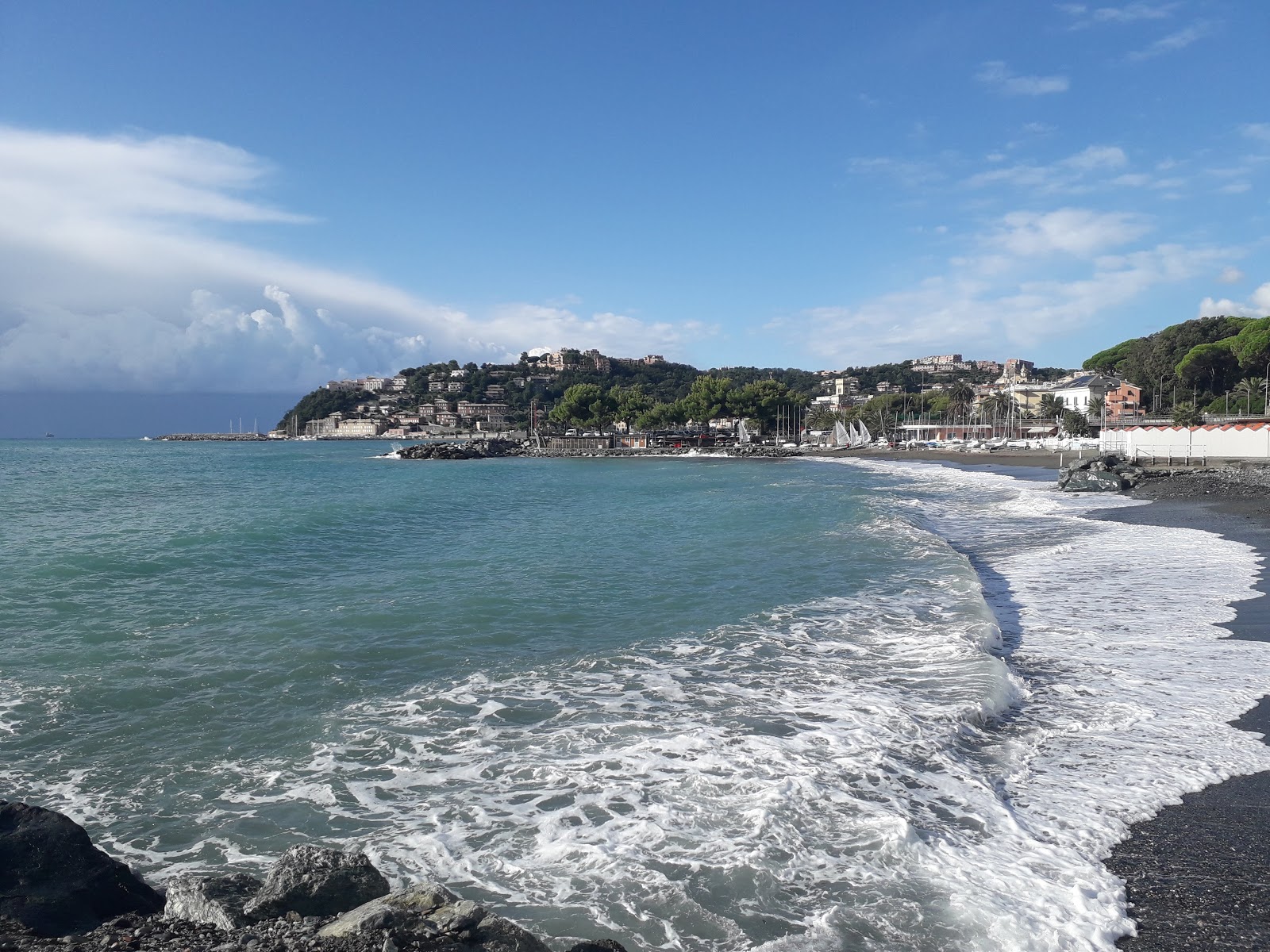 Φωτογραφία του Spiaggia Olanda υποστηρίζεται από βράχους