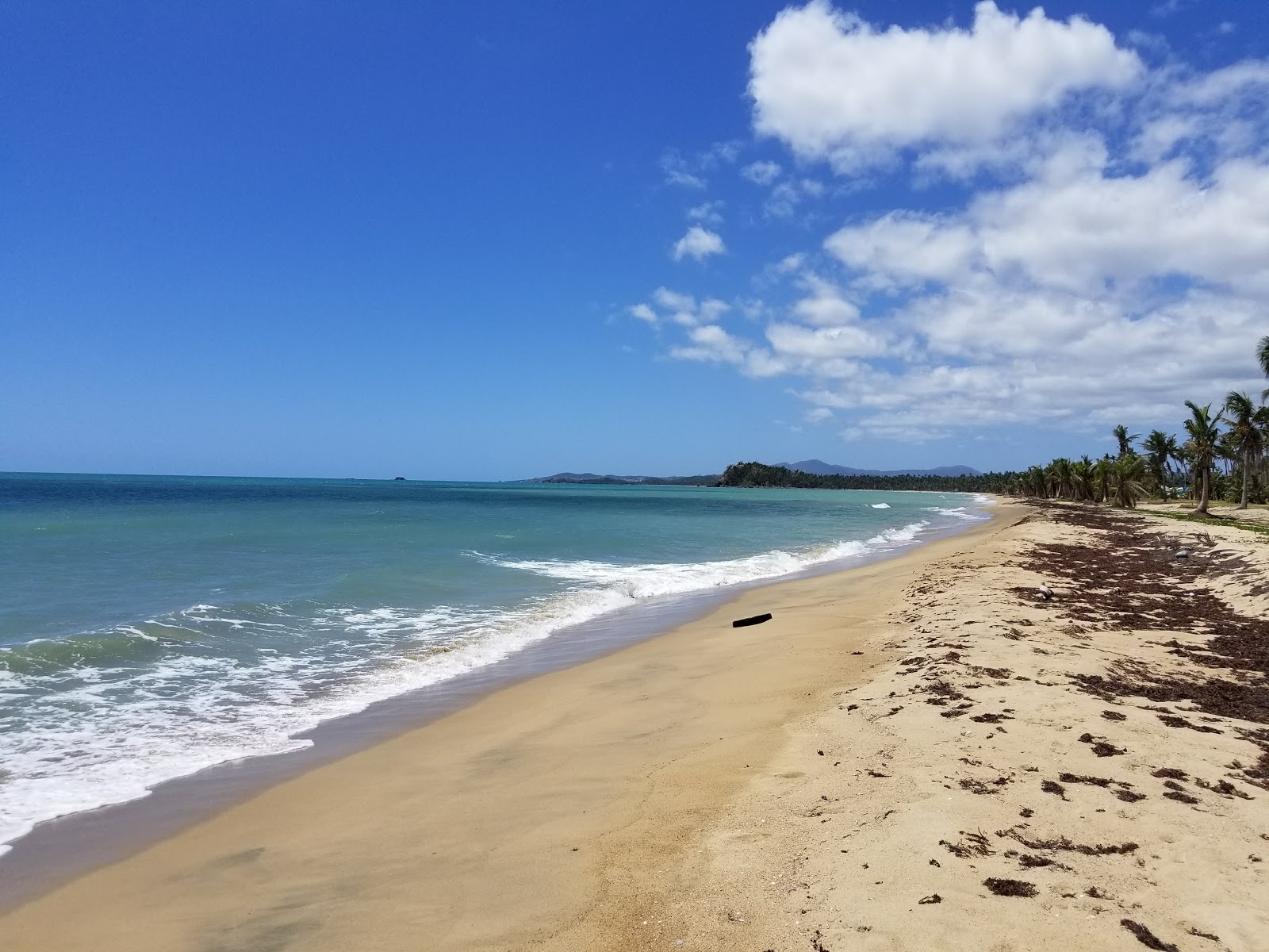 Φωτογραφία του Playa Balneario Punta Santiago με φωτεινή άμμος επιφάνεια