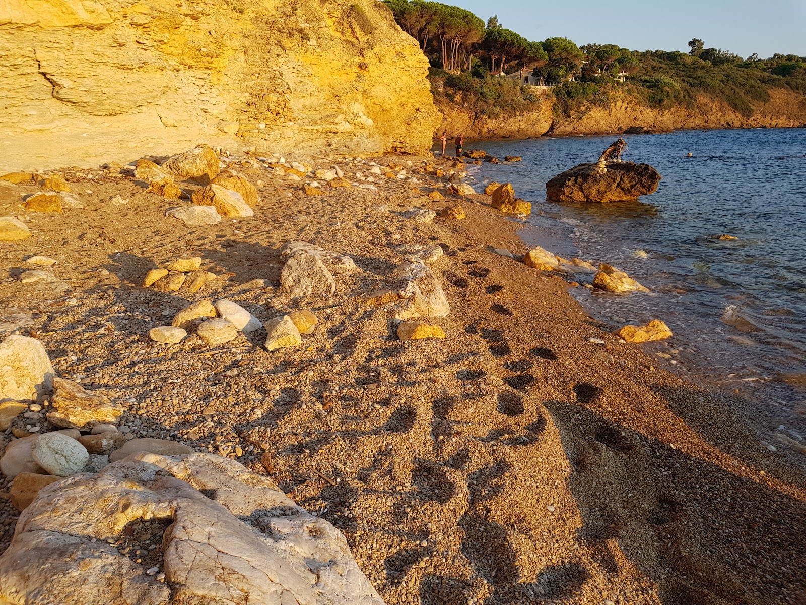 Fotografie cu Spiaggia di Peducelli înconjurat de munți